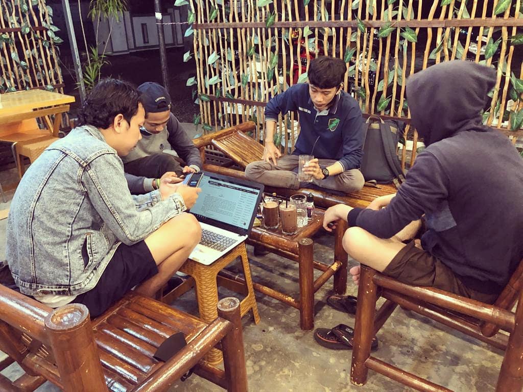 Suasana Ramai Teras Coffee